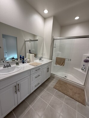 Shower, hair dryer, towels, soap - Furnished 3BR/3BA Brand New Anaheim Condo Move-In Ready & Utilities Included (Anaheim)