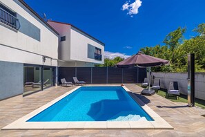 Pool - Holiday house VILLA GEORGE with heated pool (Hlapa)
