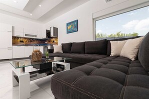 Smart TV - Holiday house VILLA GEORGE with heated pool (Hlapa)