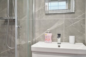 Hair dryer, towels - Uxbridge Studio – Private Driveway Parking (London)