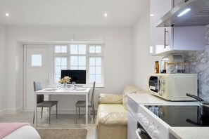 Fridge, microwave, oven, stovetop - Uxbridge Studio – Private Driveway Parking (London)