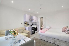 Room - Uxbridge Studio – Private Driveway Parking (London)