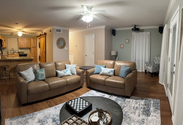 Living area - 3-bedroom house in quaint Corpus Christi with AC comfort (Corpus Christi)