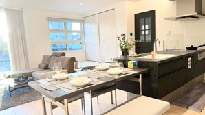 Una cocina moderna con comedor, sofá y ventana.