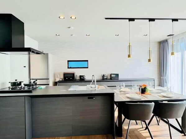 Fridge, microwave, dishwasher, cookware/dishes/utensils
