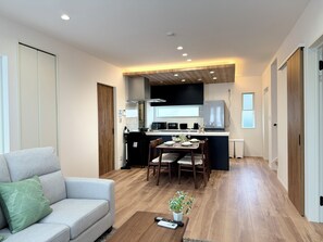 Ein modernes Wohnzimmer mit einer Couch, einem Couchtisch und einem Essbereich.
