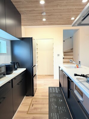 Fridge, microwave, dishwasher, cookware/dishes/utensils