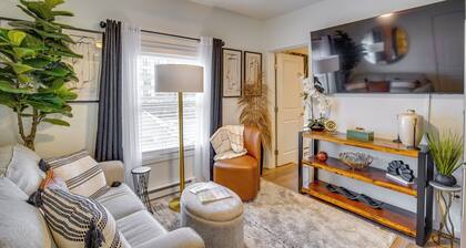 Easy Access to Dtwn Tacoma! Stylish Couple's Condo