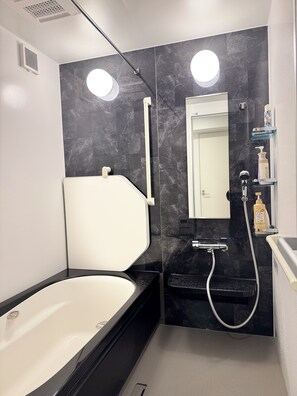 Bathroom - Akikawa Mashiki 2 | 15 mins to Airport | Steel-Frame 3BR | Up to 7 Guests (益城町)