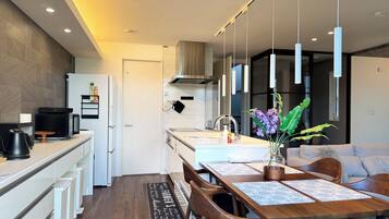 Fridge, microwave, dishwasher, cookware/dishes/utensils