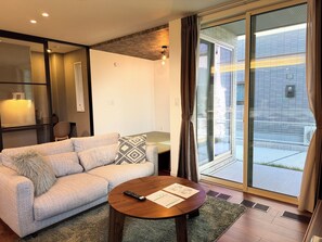 Living area - Akikawa Mashiki 2 | 15 mins to Airport | Steel-Frame 3BR | Up to 7 Guests (益城町)