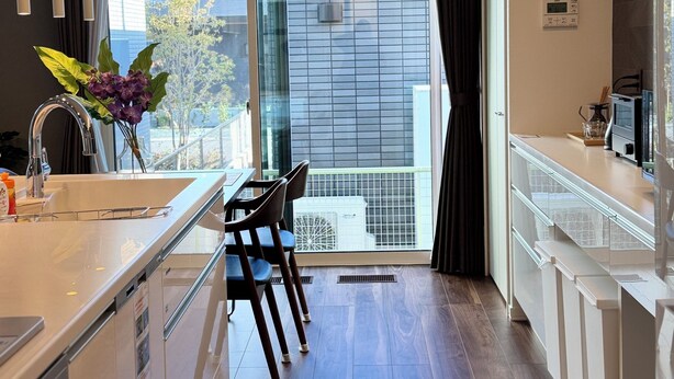 Una cocina moderna con comedor, ventanas amplias y vistas a la ciudad.