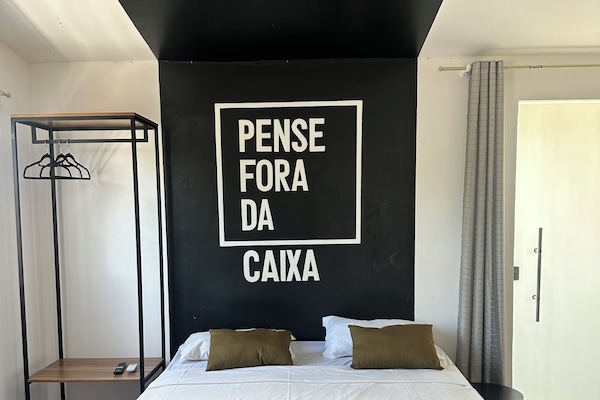 Decoración personalizada, escritorio, wifi gratis y ropa de cama
