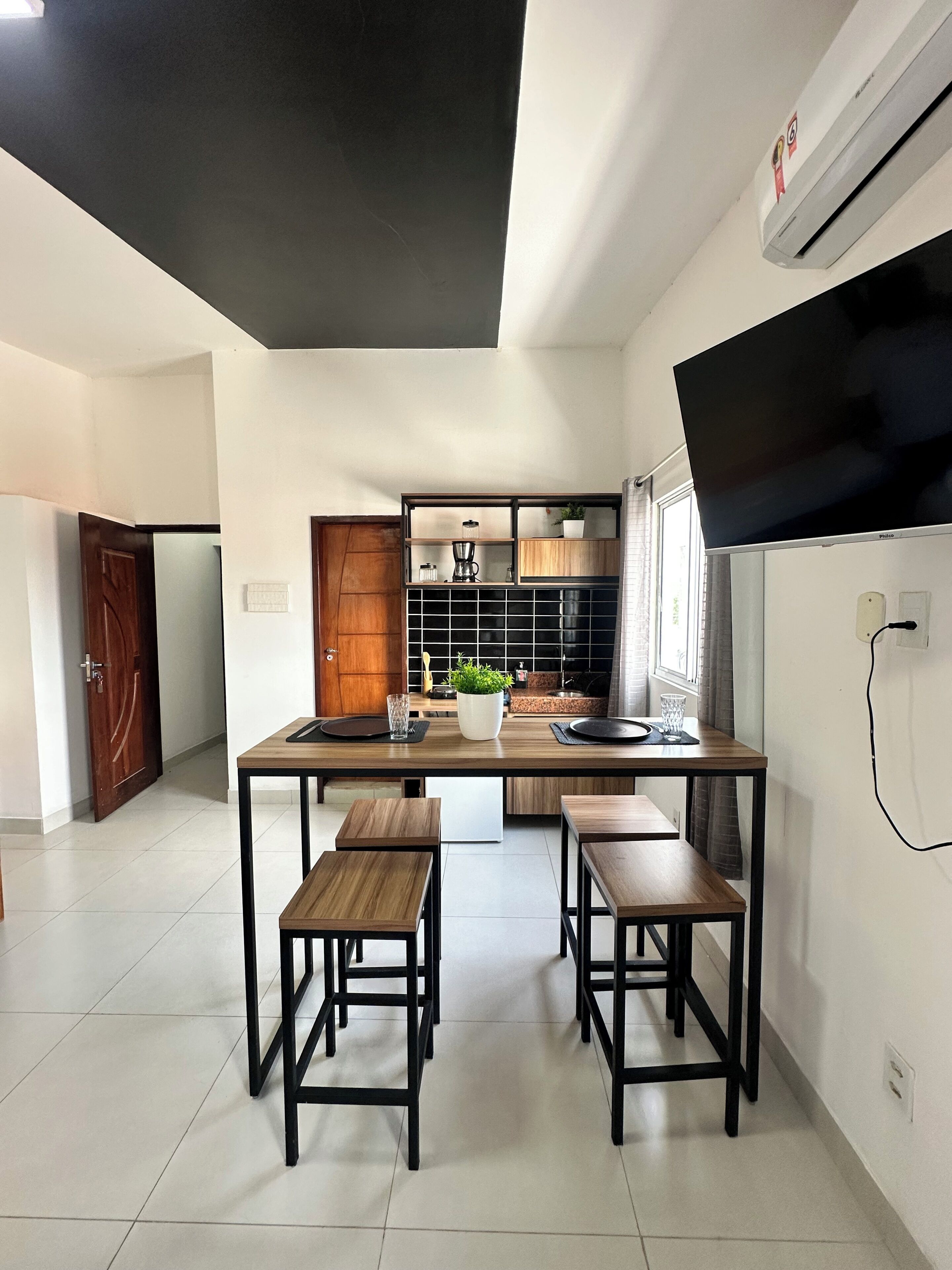 Quarto standard | Área de estar | TV de tela plana 27 polegadas com canais digitais