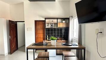 Quarto standard | Área de estar | TV de tela plana 27 polegadas com canais digitais