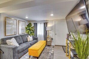 TV, books - Work & Explore Downtown Tacoma! Convenient Condo (Tacoma)