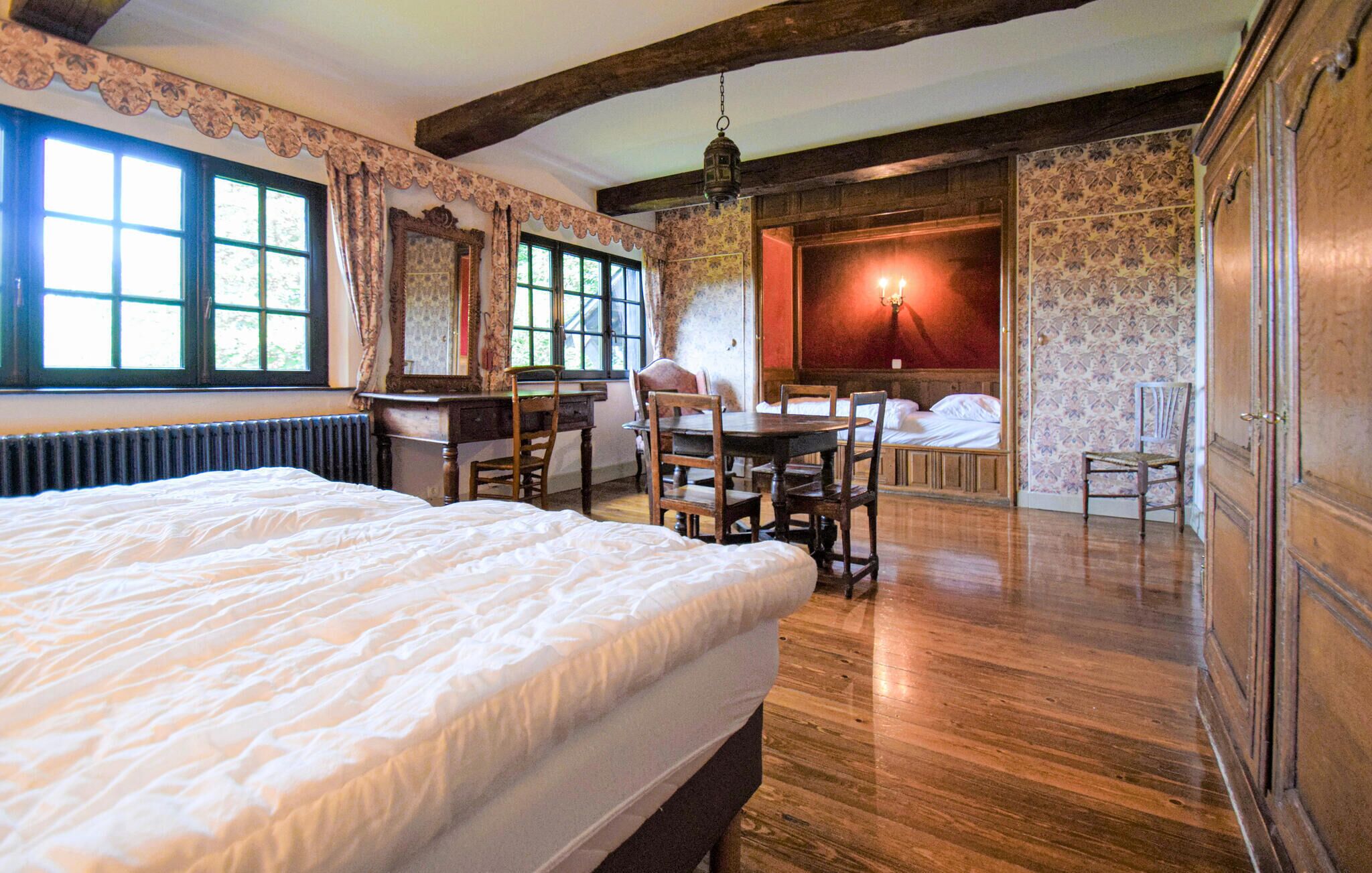 8 bedrooms, travel crib, free WiFi
