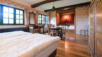 8 bedrooms, travel crib, free WiFi
