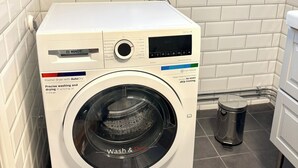 A Bosch washer dryer with AutoDry, 100 days of detergent, and a window above it. - Charming accommodation near station - 11 minutes to Liseberg (Västra Götalands län)