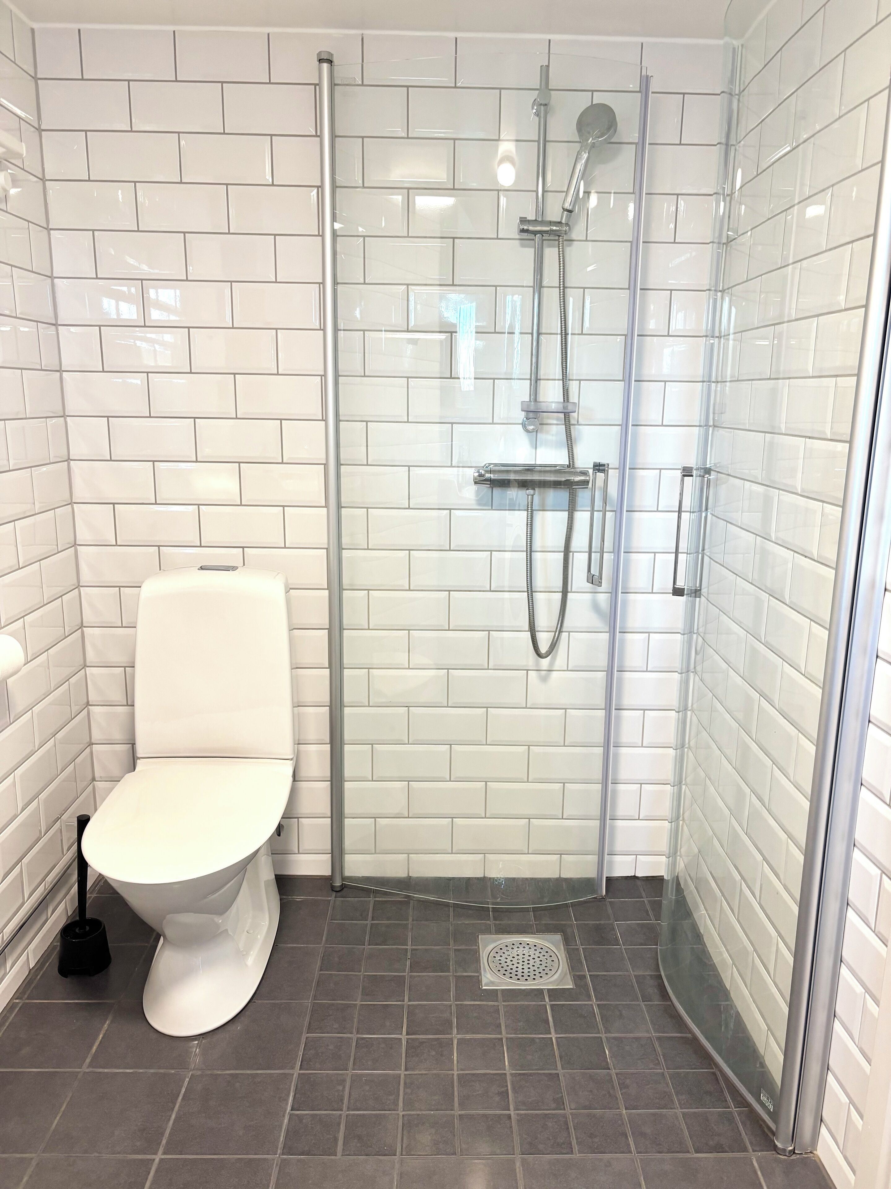 Haartrockner, Handtücher, Seife, Toilettenpapier