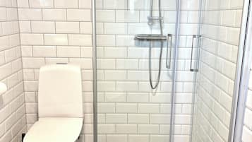 Haartrockner, Handtücher, Seife, Toilettenpapier