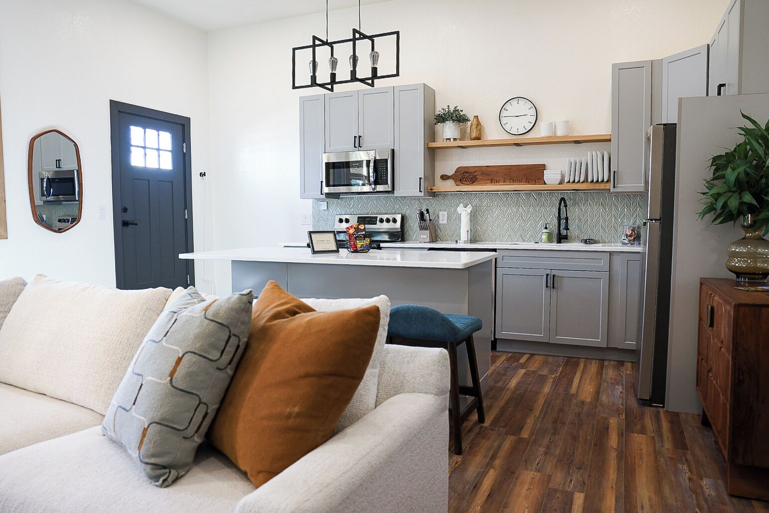 Grand Deluxe Suite: 127- C | Living area