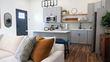 Grand Deluxe Suite: 127- C | Living area