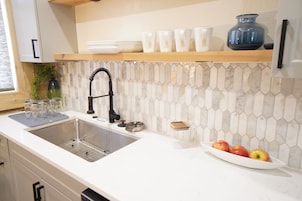 Corner King Suite: 127-F | Cozinha privada | Cafeteira/chaleira, micro-ondas