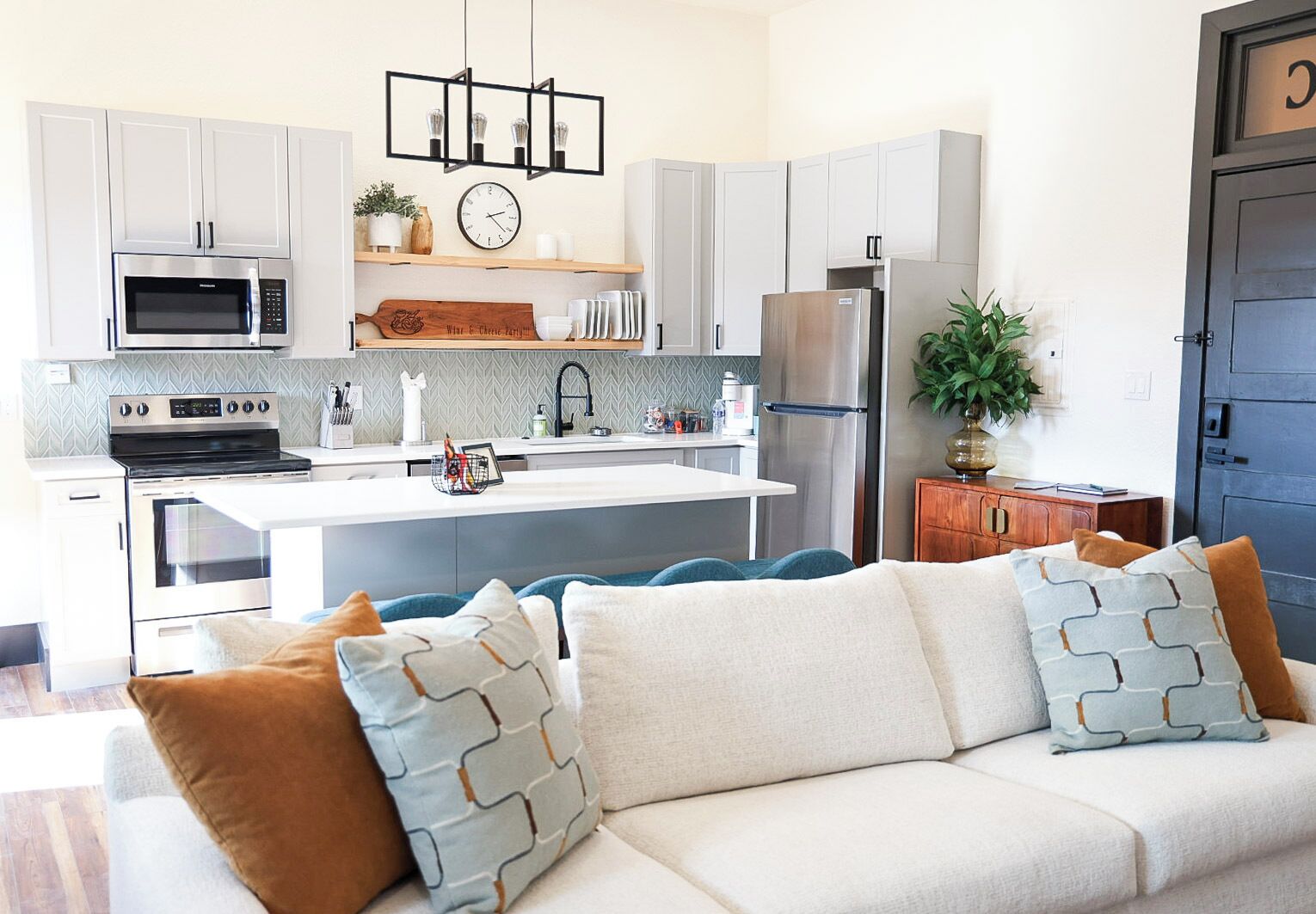 Grand Deluxe Suite: 127- C | Living area