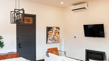 Grand Deluxe Suite: 127- C | Living area