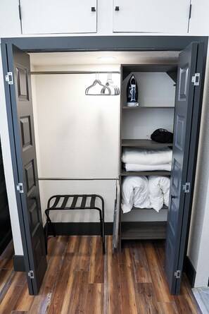 Grand Deluxe Suite: 127- C | Armoire