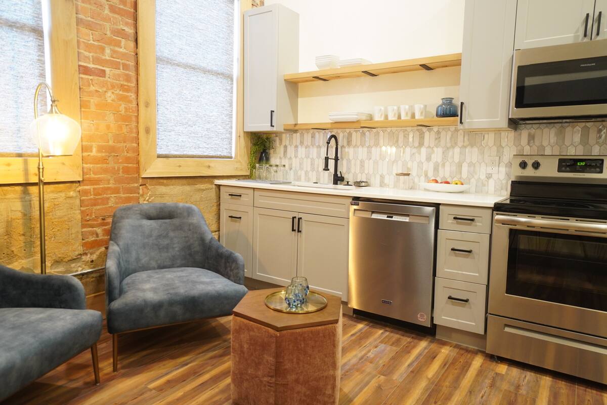 Corner King Suite: 127-F | Living area