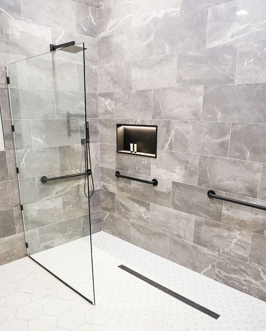 Deluxe Queen - ADA Accessible | Bagno | Doccia, soffione a pioggia, set di cortesia firmato, asciugacapelli