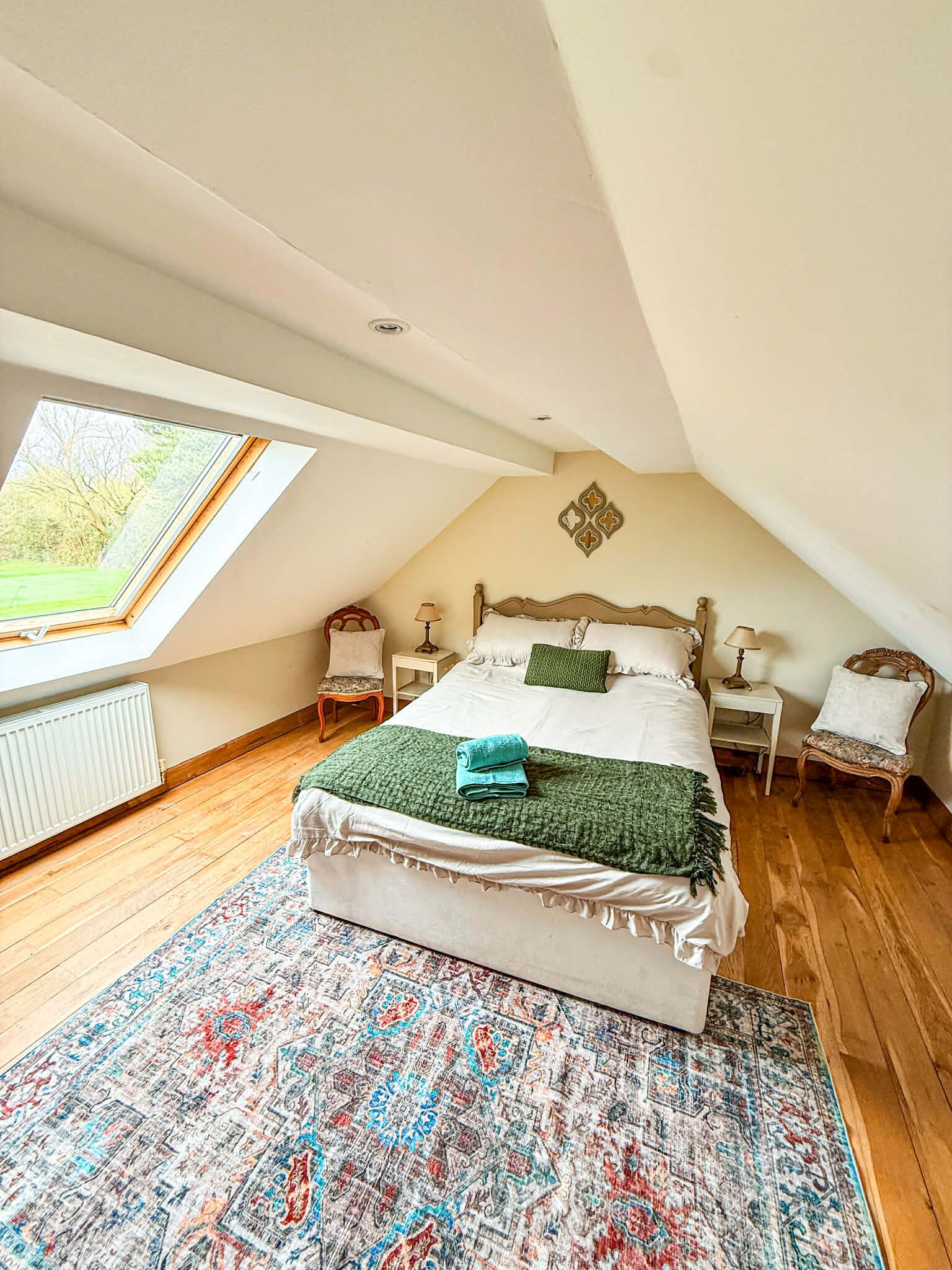 3 bedrooms, iron/ironing board, internet, bed sheets