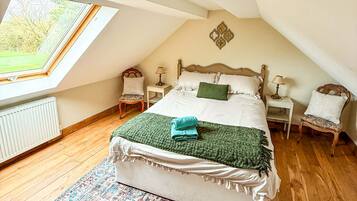 3 bedrooms, iron/ironing board, internet, bed sheets