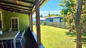 Outdoor dining - Currambene Retro Retreat by Book Jervis Bay - 100m to the main street of Huskisson (Huskisson)
