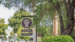 Un panneau indiquant le centre MEND, qui propose des installations telles qu’un sauna, un bain de glace, un bain à remous et des services de massage.