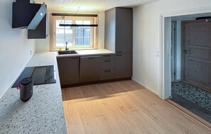 Een koelkast, een magnetron, een oven, een kookplaat