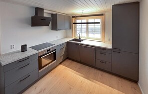 Fridge, microwave, oven, stovetop - 3 bedroom beautiful home in Ulfborg (Ulfborg)