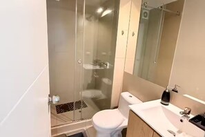 Shower, towels, soap, toilet paper - Moderno apartamento para 5 con balcón, wifi y estacionamiento – Jesús María (lima)