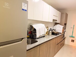 Private kitchen - Moderno apartamento para 5 con balcón, wifi y estacionamiento – Jesús María (lima)