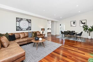 Smart TV, books - Sasha's Cottage on the Hill | BBQ & Entertainment (Perth)