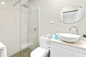 Shower, hair dryer, towels - Sasha's Cottage on the Hill | BBQ & Entertainment (Perth)