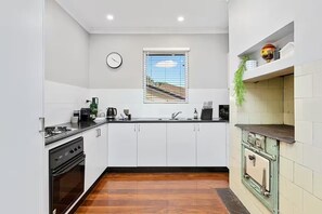 Fridge, microwave, oven, stovetop - Sasha's Cottage on the Hill | BBQ & Entertainment (Perth)