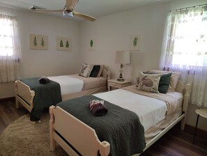 2 bedrooms, WiFi, bed sheets - Private Woodland Escape, Fire Pit, Minutes to Lake Wallenpaupack & PromisedLand (Greentown)