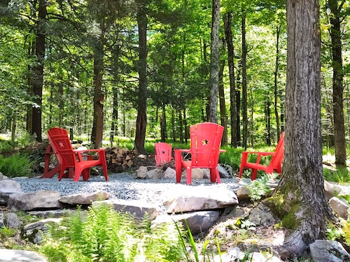 Private Woodland Escape, Fire Pit, Minutes to Lake Wallenpaupack & PromisedLand