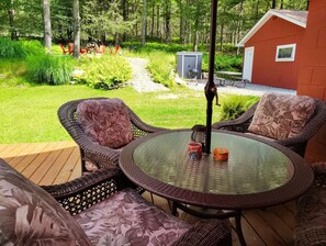 Outdoor dining - Private Woodland Escape, Fire Pit, Minutes to Lake Wallenpaupack & PromisedLand (Greentown)