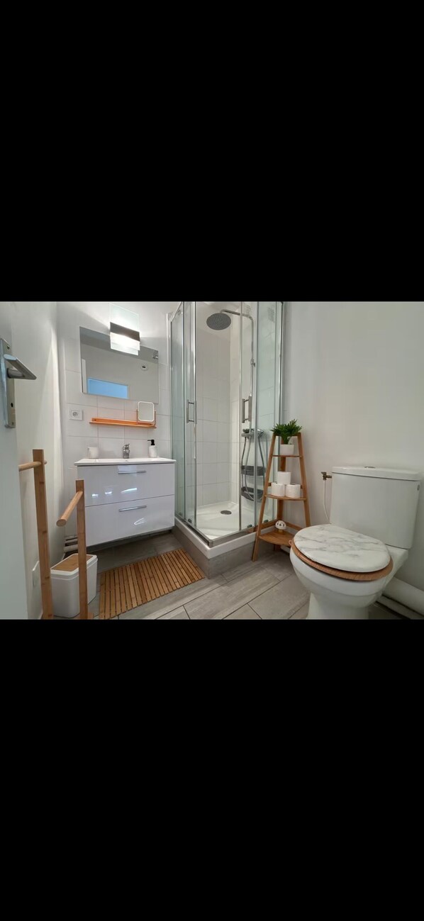 Bathroom - Vrbo Property (Milly-la-Forêt)