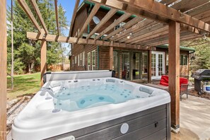 Terrace/patio - Mountain Escape w/ Fireplace & Hot Tub (Sandpoint)
