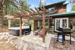Terrace/patio - Mountain Escape w/ Fireplace & Hot Tub (Sandpoint)